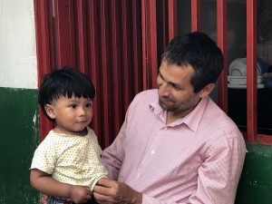 Bauer Miguel kümmert sich um die Kinder der Mitarbeitenden